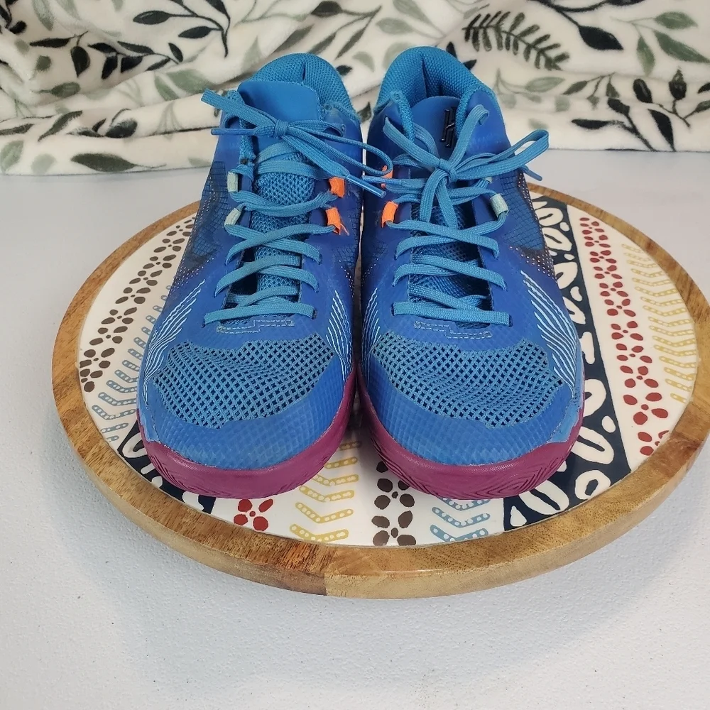 Boys Nike‎ Kyrie Irving basketball shoes Size 6Y